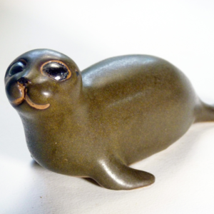 Vintage Baby Seal Early designed by Weston and Brenda Andersen is the early version with wide eyes and short nose., Glazed in rare vintage brown glaze designed by Weston. Eyes ebony. Slip cast in red body. All handcrafted in America, 7 inches long