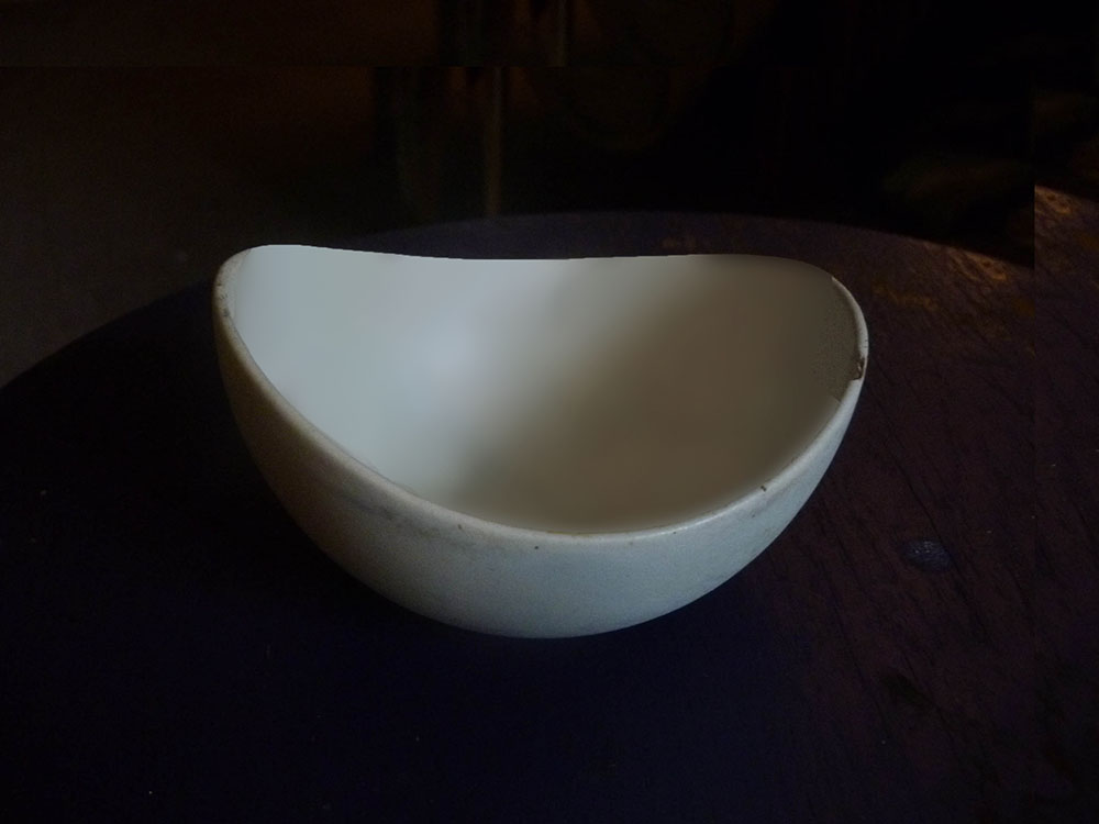 A very delicate, thinly cast dish in soft creamy white glaze, carefully crafted by hand by Westin Neil Andersen. Chip in the rim.