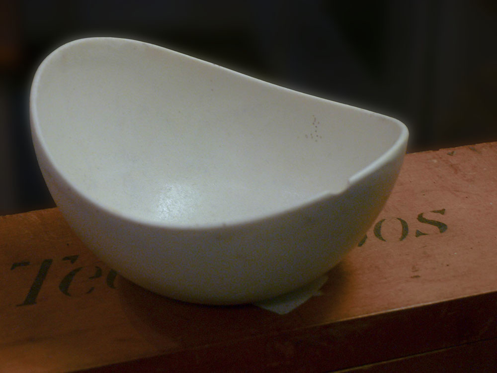 A very delicate, thinly cast dish in soft creamy white glaze, carefully crafted by hand by Westin Neil Andersen. Chip in the rim.